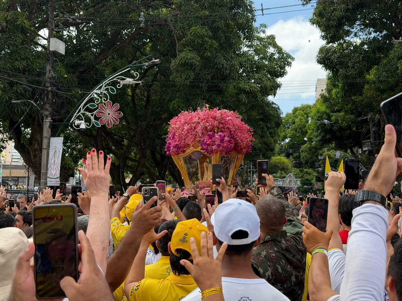 Imagem Peregrina chegou às 12h18 na Praça Santuário